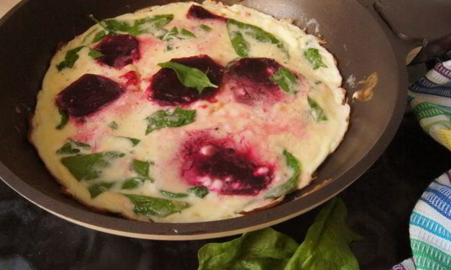Рецепт фриттаты со свеклой и шпинатом креативный завтрак