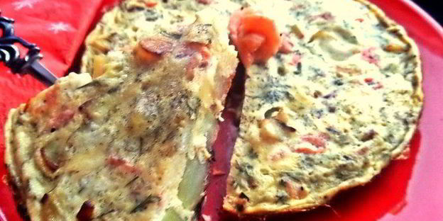 испанский картофельный омлет с рыбкой