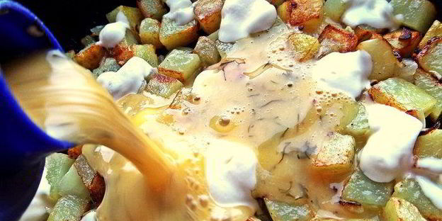 испанский картофельный омлет с рыбкой