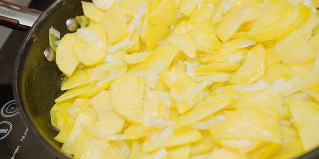 картофельно-луковый омлет