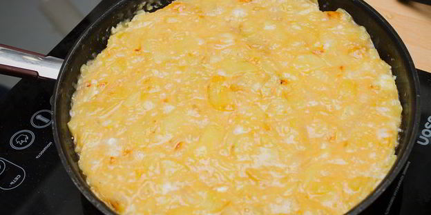 картофельно-луковый омлет