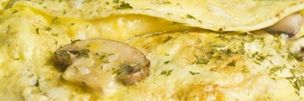 Нежный омлет с грибами, специями и сыром