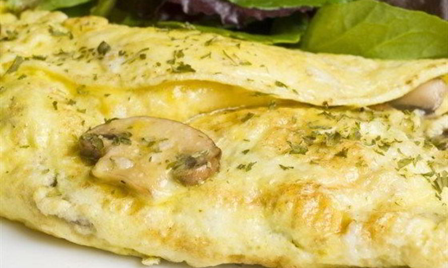 Рецепт нежного омлета с грибами, специями и сыром