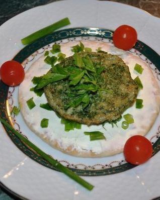 Омлет из перепелиных яиц со шпинатом на лепешке