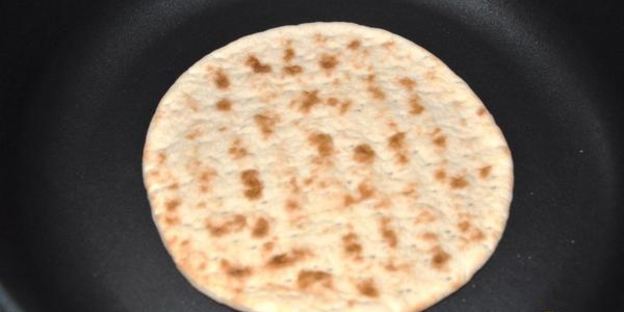 омлет из перепелиных яиц со шпинатом на лепешке