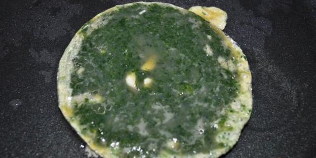 омлет из перепелиных яиц со шпинатом на лепешке