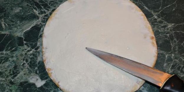 омлет из перепелиных яиц со шпинатом на лепешке