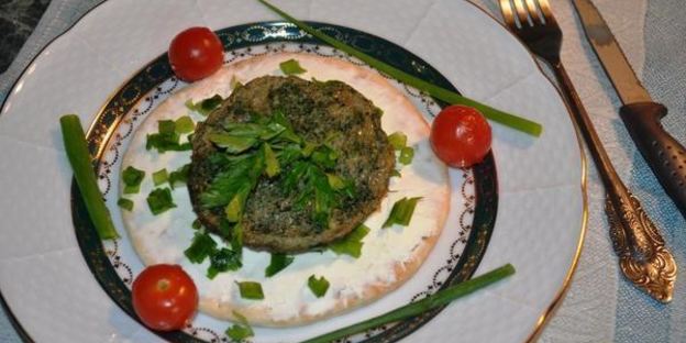 омлет из перепелиных яиц со шпинатом на лепешке