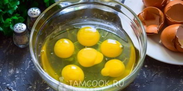 омлет на сковороде