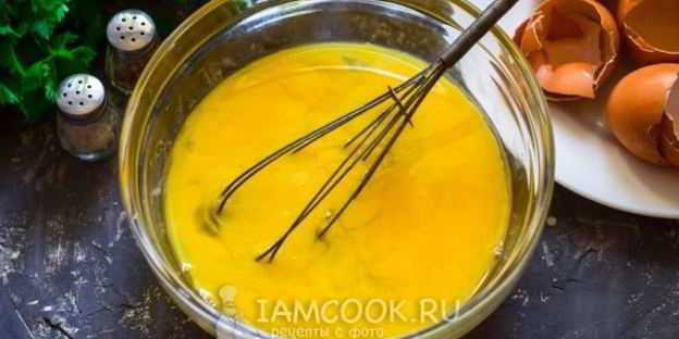 омлет на сковороде