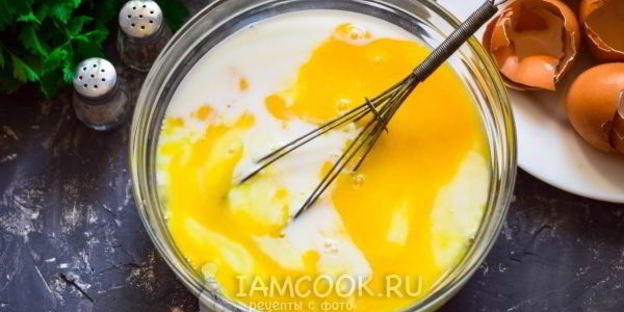 омлет на сковороде