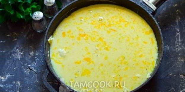 омлет на сковороде
