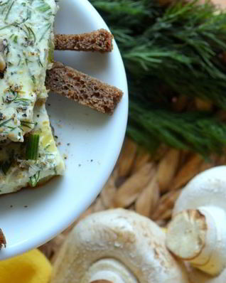 Омлет на сметане с шампиньонами и кабачками