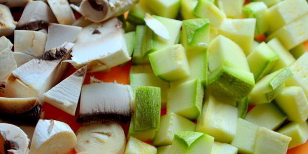 омлет на сметане с шампиньонами и кабачками