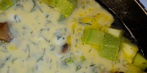 омлет на сметане с шампиньонами и кабачками