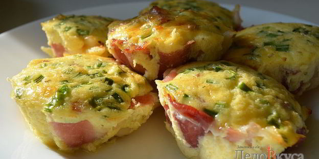 омлет с беконом в формочках