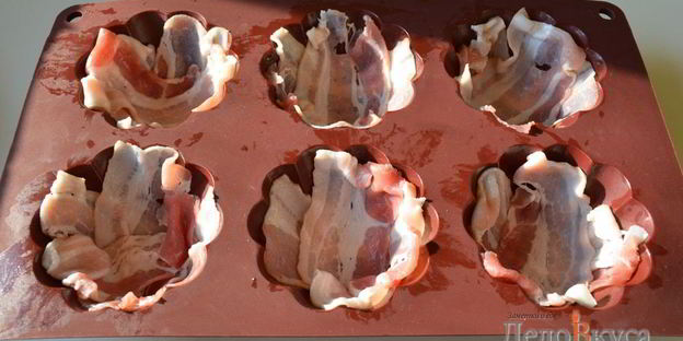 омлет с беконом в формочках