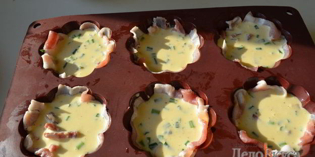 омлет с беконом в формочках