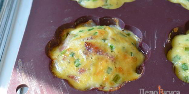 омлет с беконом в формочках