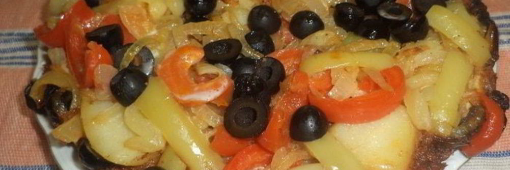 Омлет с фаршем, картофелем, болгарским перцем и маслинами
