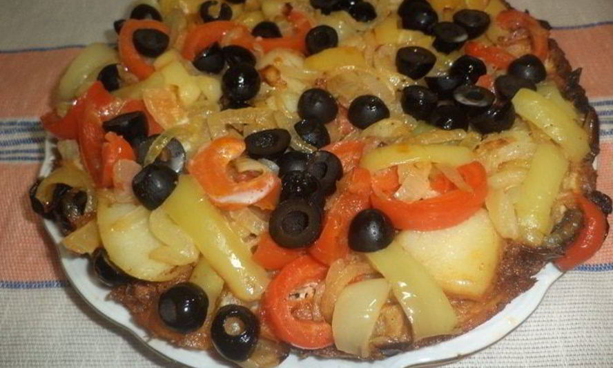 Рецепт омлета с фаршем, картофелем, болгарским перцем и маслинами