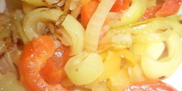 омлет с фаршем, картофелем, болгарским перцем и маслинами