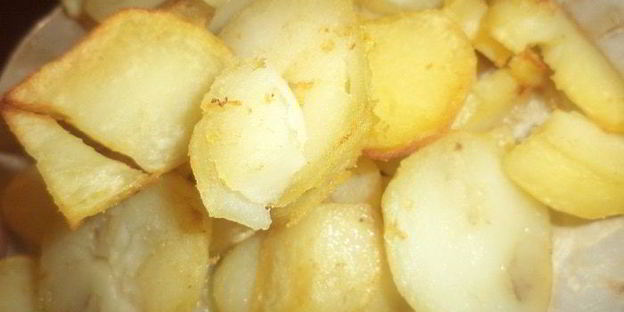 омлет с фаршем, картофелем, болгарским перцем и маслинами