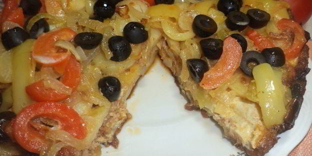 омлет с фаршем, картофелем, болгарским перцем и маслинами