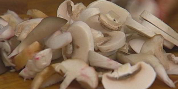 омлет с грибами и куриной печенкой