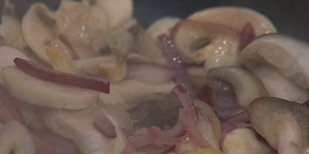 омлет с грибами и куриной печенкой