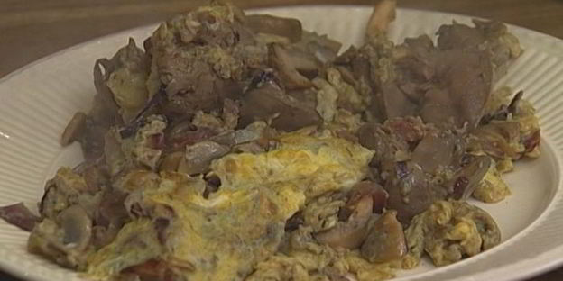 омлет с грибами и куриной печенкой