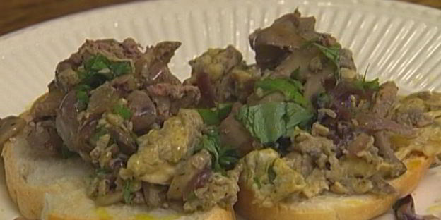 омлет с грибами и куриной печенкой