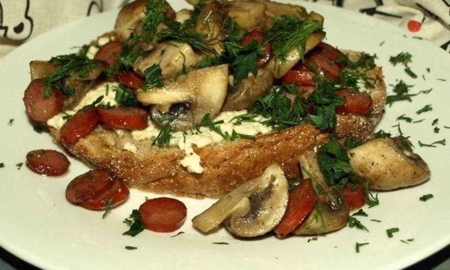 Рецепт омлета с грибами и охотничьими колбасками