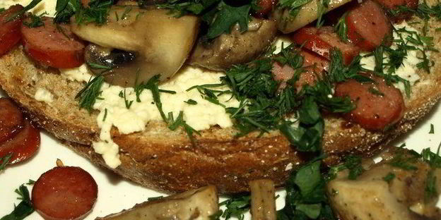 омлет с грибами и охотничьими колбасками