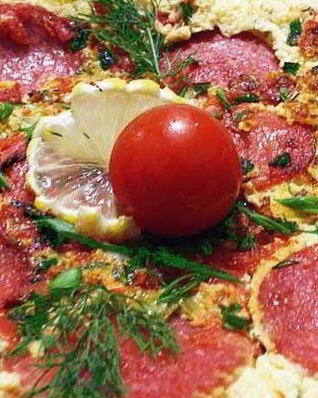 Омлет с колбасой и помидорами