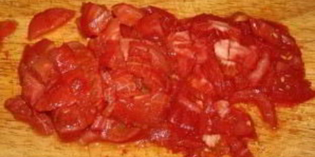 омлет с колбасой и помидорами