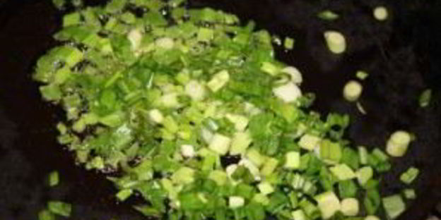 омлет с колбасой и помидорами