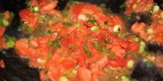 омлет с колбасой и помидорами