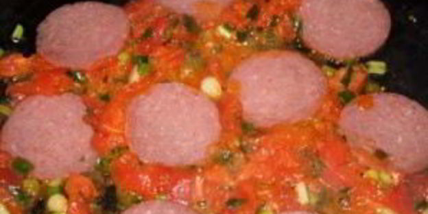 омлет с колбасой и помидорами