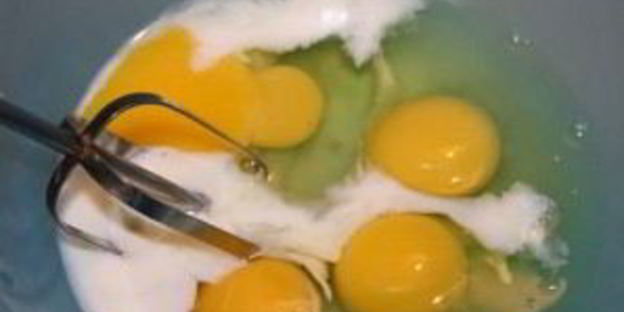 омлет с колбасой и помидорами