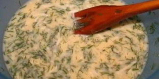 омлет с колбасой и помидорами