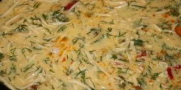 омлет с колбасой и помидорами