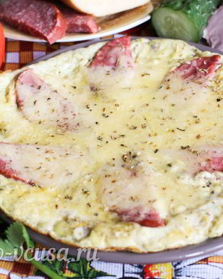 Омлет с колбасой и сыром