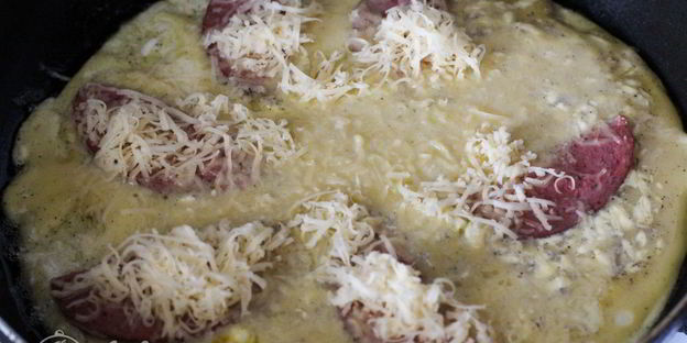 омлет с колбасой и сыром