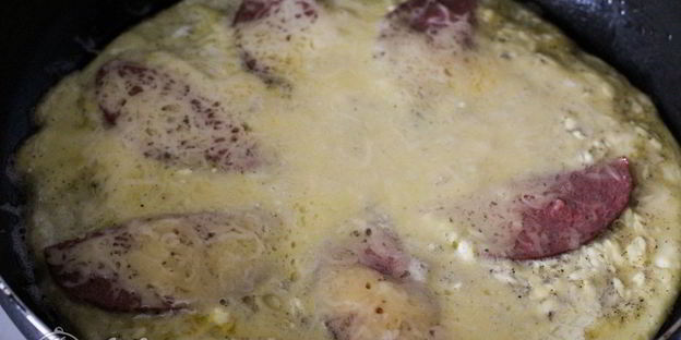 омлет с колбасой и сыром