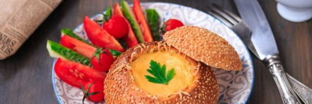 Омлет с колбасой в булочке