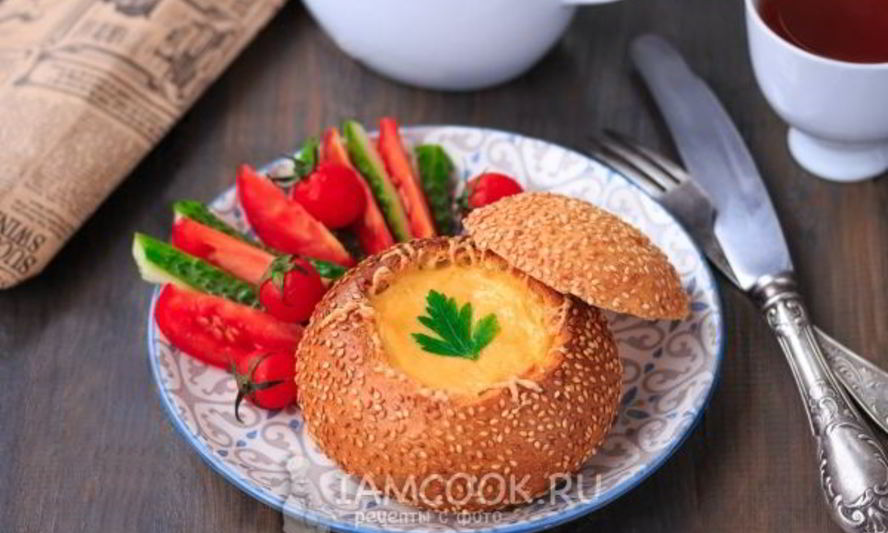 Рецепт омлета с колбасой в булочке