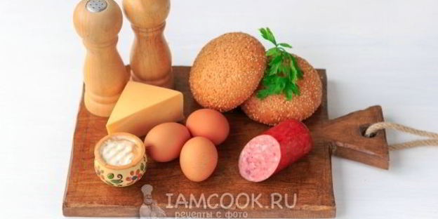 омлет с колбасой в булочке