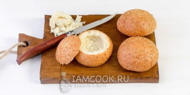 омлет с колбасой в булочке