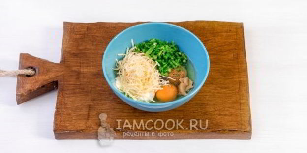 омлет с колбасой в булочке